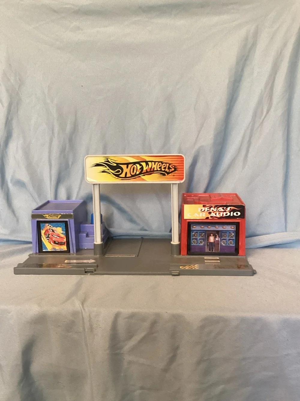 Hot Wheels Kids Playset Garage with Red and Blue Accents